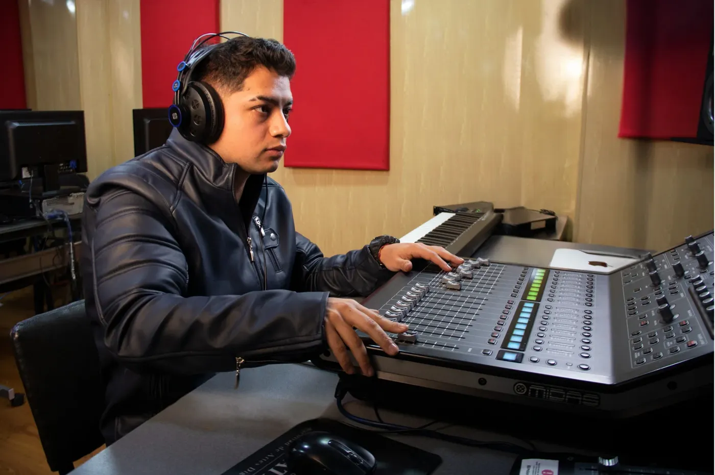 Banner image from the Institución Universitaria Latina website