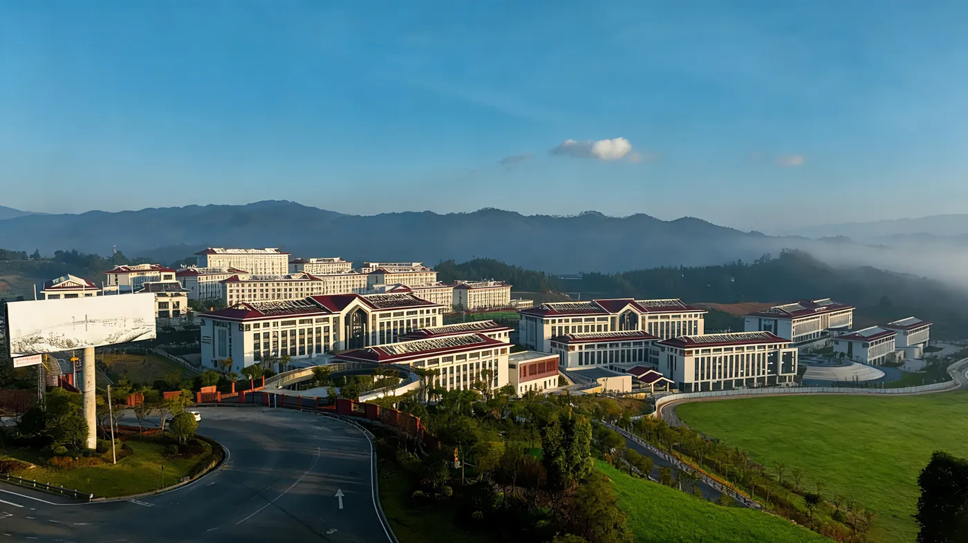 Banner image from the Lincang Vocational College website