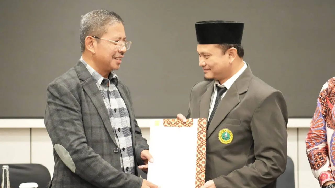 Banner image from the Sekolah Tinggi Islam Al-Mukmin Surakarta website