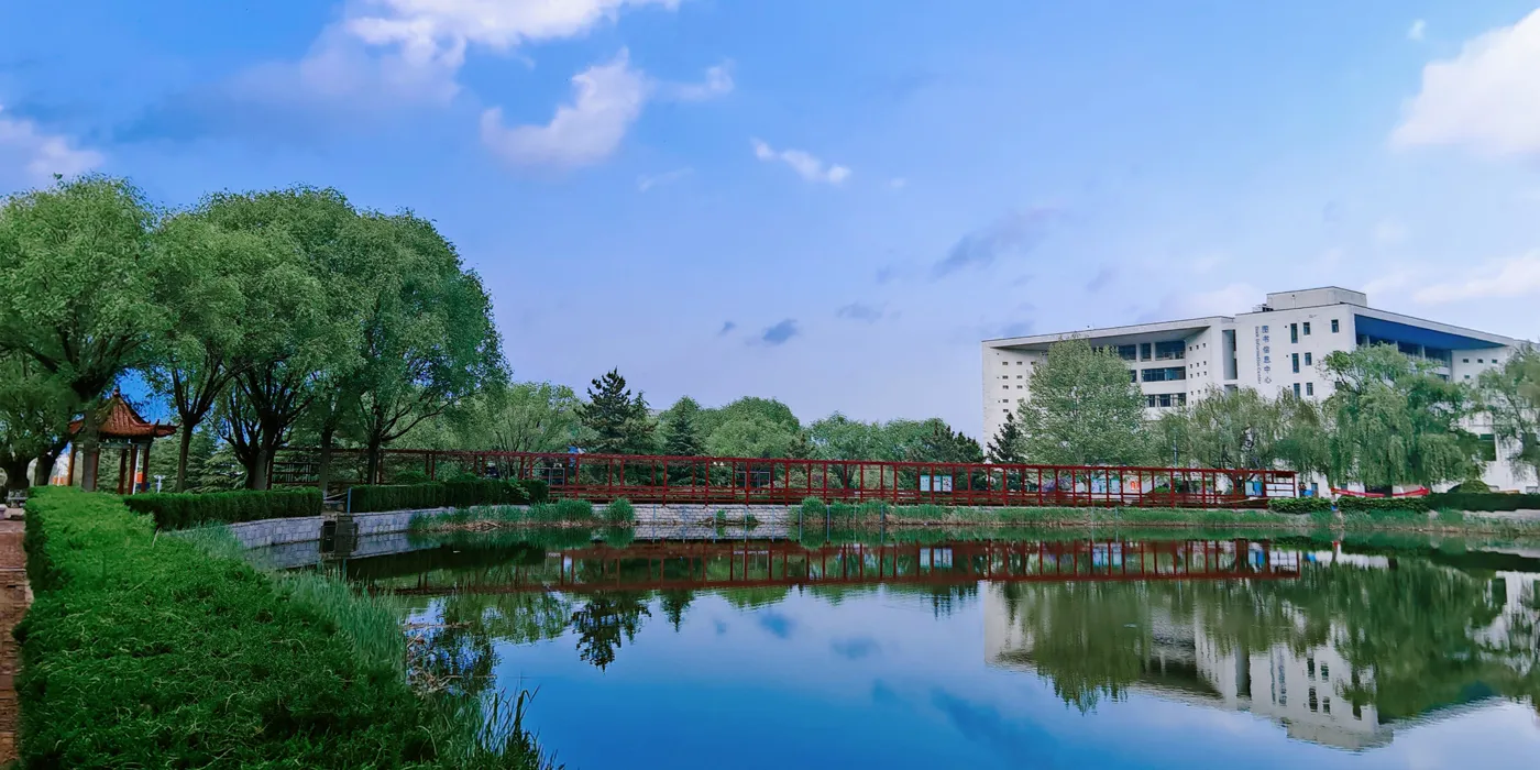 Banner image from the Weifang Vocational College of Industry and Commerce website