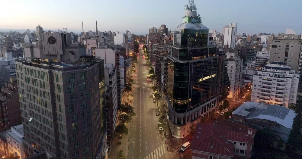 Avenida Hipólito Yrigoyen and buildings in Nueva Córdoba