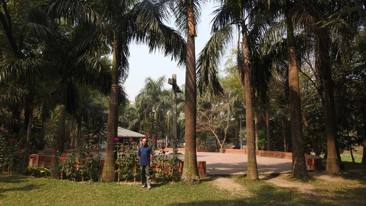 Walkway and trees at Gulshan Lake Park in Dhaka