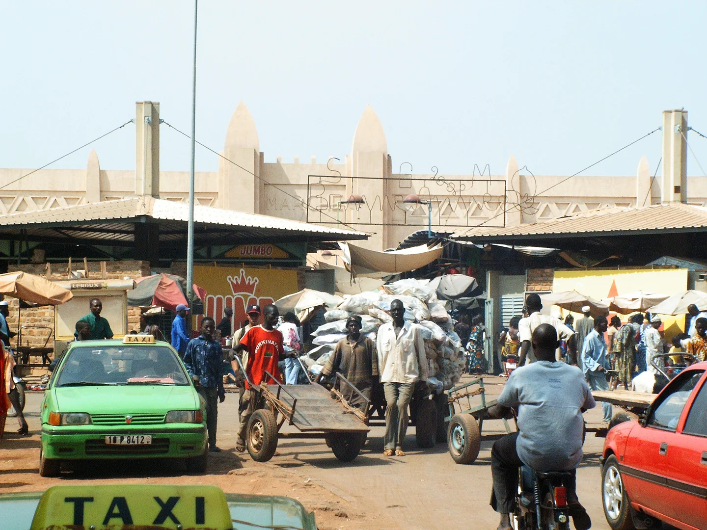 Buildings and stalls at the central market of Bobo-Dioulasso
