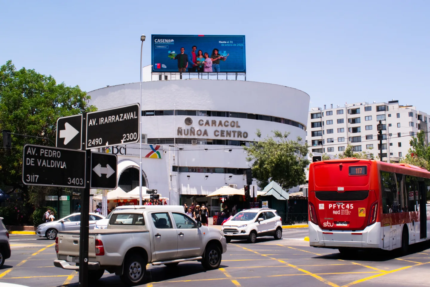 Caracol Ñuñoa Centro and the intersection beside Ñuñoa Metro station