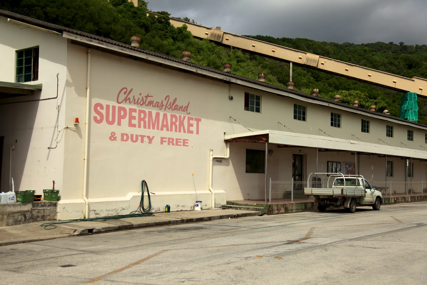 The entrance and exterior of Christmas Island Supermarket in 2011