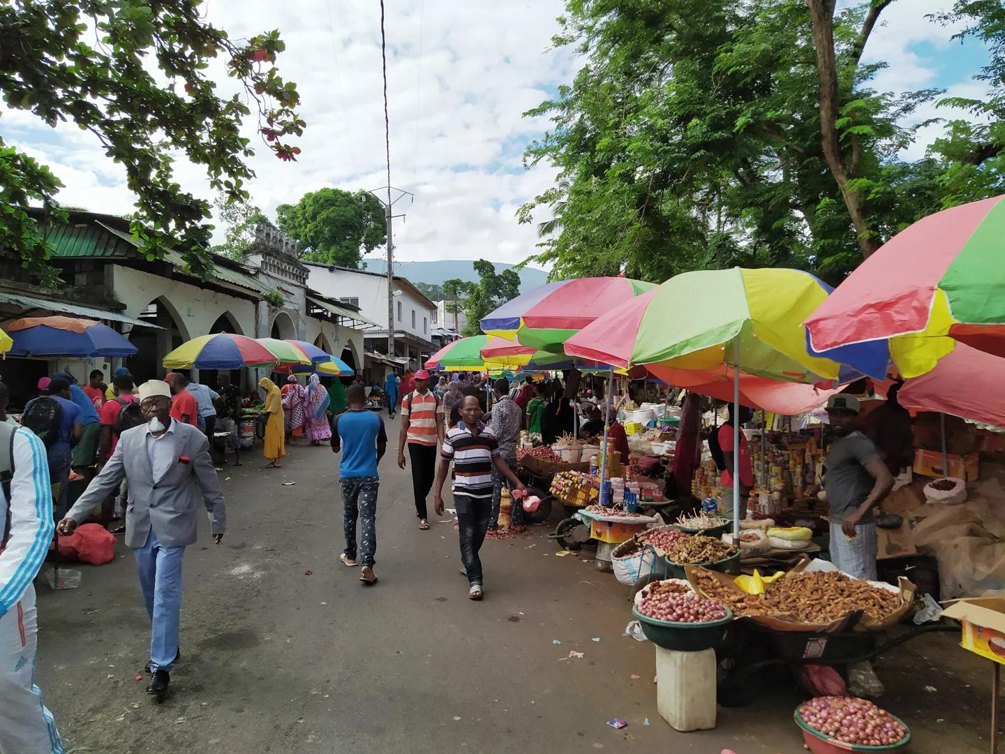 People and stalls at a market in Moroni