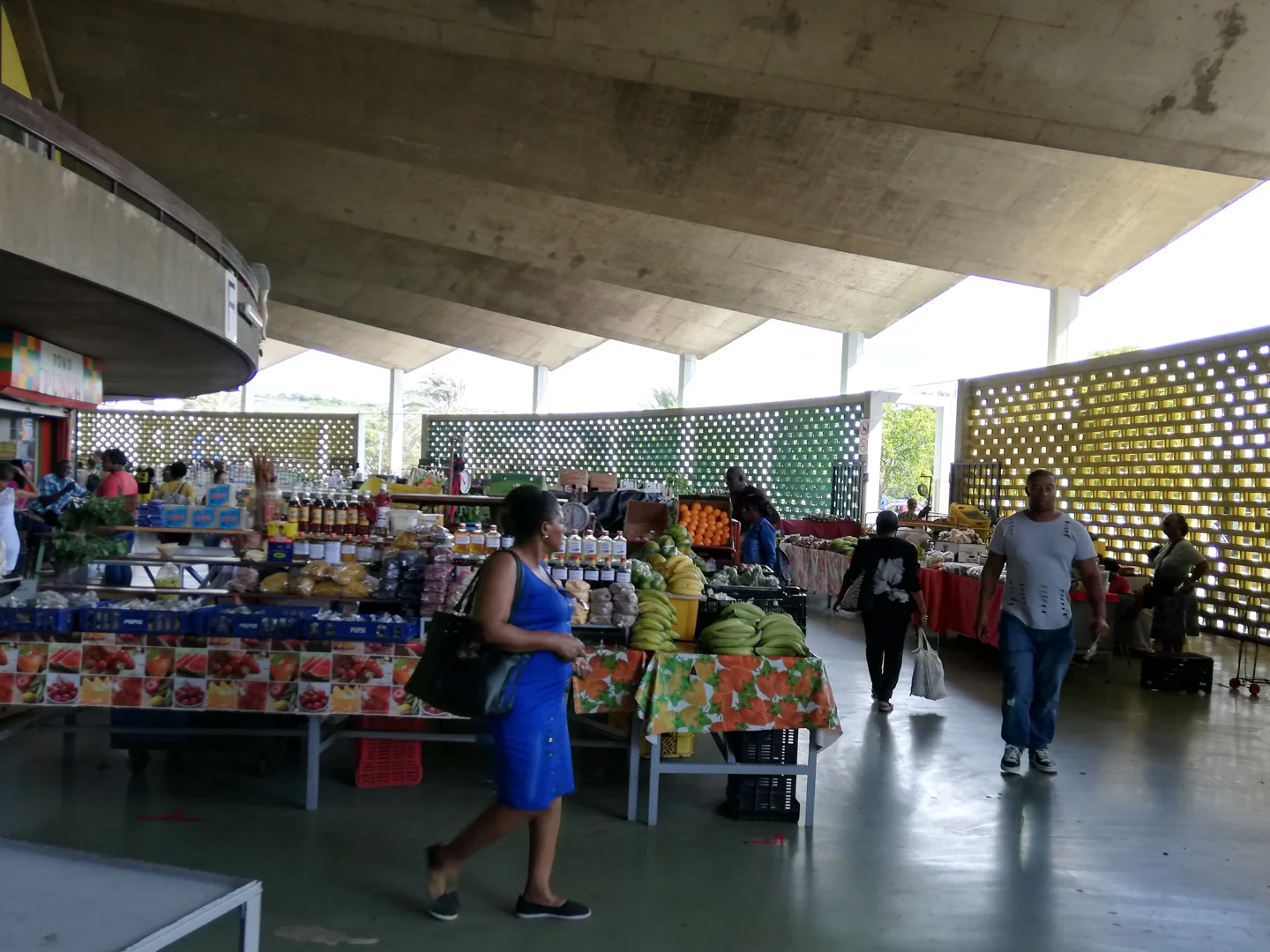 Produce stalls inside Willemstad’s round central market