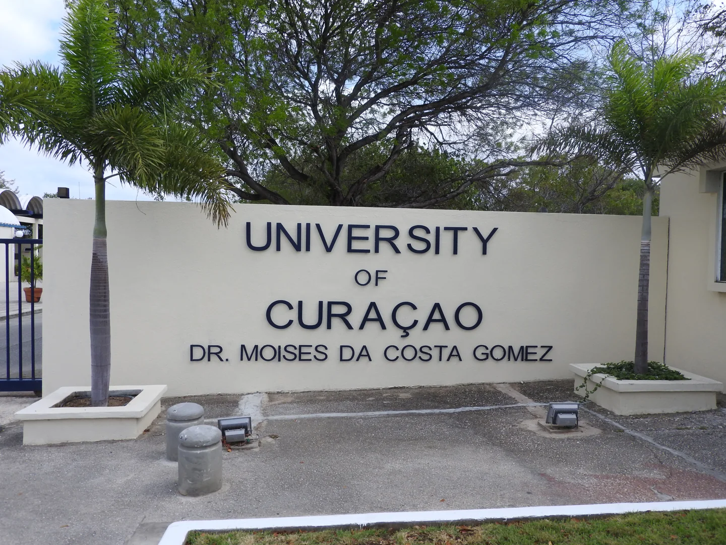 Main entrance to the University of Curaçao