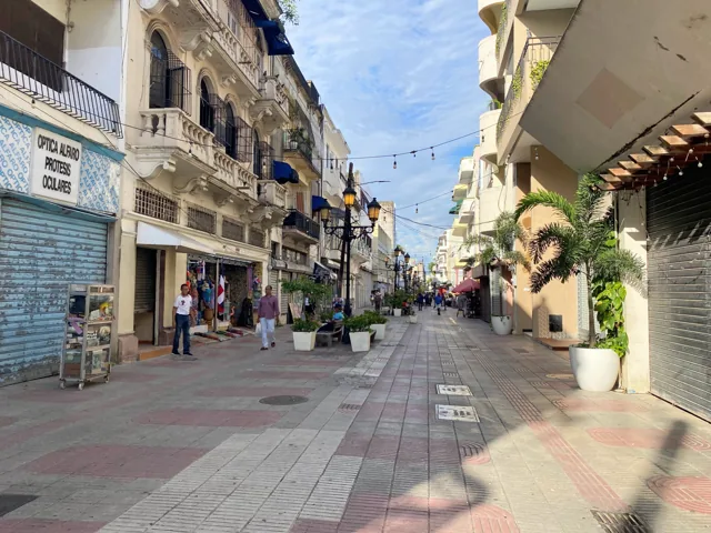 Everyday street scene on Calle El Conde in Santo Domingo