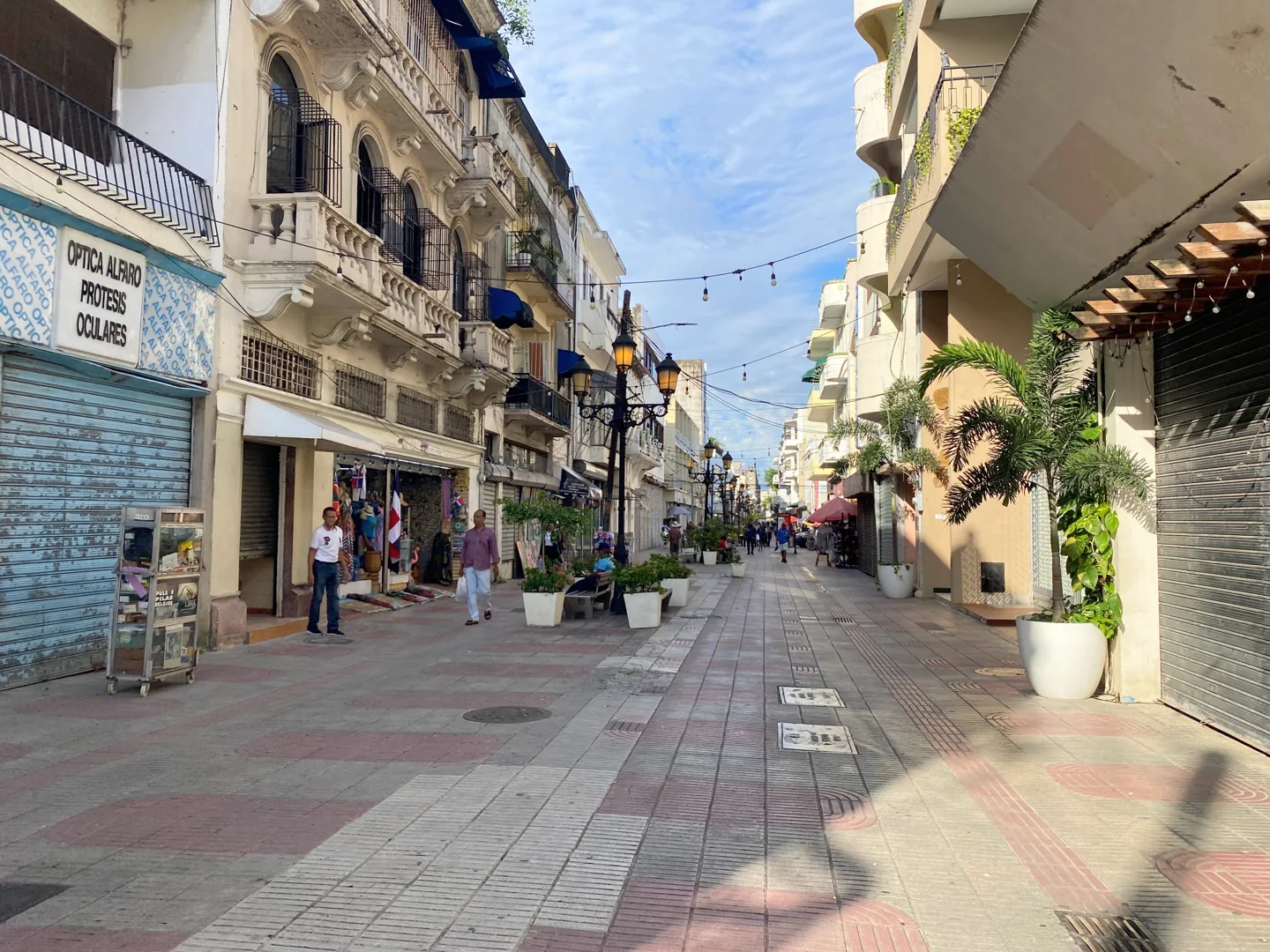 Everyday street scene on Calle El Conde in Santo Domingo
