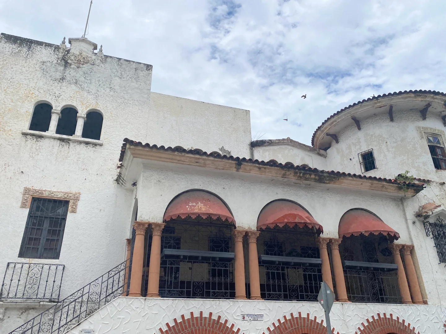 Historic building facade with arches and balconies on Calle Isabel La Católica in Santo Domingo